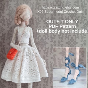 Puede incluir: Una muñeca de ganchillo con un vestido blanco, un pequeño bolso naranja y tacones azules. El atuendo de la muñeca es un patrón PDF. El texto de la imagen dice "Outfit Only PDF Pattern (doll body not include)" y "Pattern by @xzaixing".