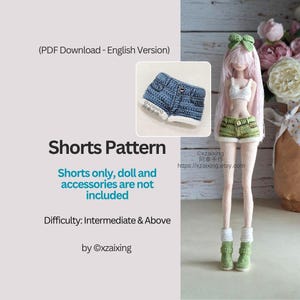 Pode incluir: Um padrão de shorts em crochê para download em PDF com o texto Shorts Pattern, Difficulty: Intermediate & Above, by @xzaixing. A imagem mostra uma boneca com top branco, shorts verdes e botas verdes, com um detalhe de shorts azuis.