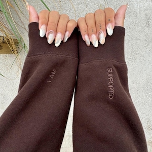 Felpa con ricamo numero 333, maniche con scritta &quot;I Am Supported&quot;