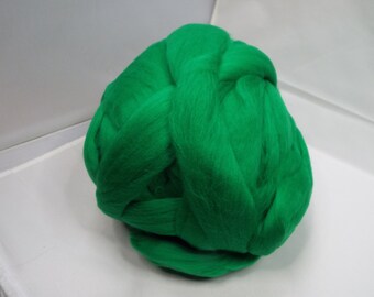 Merino Top, Kelly Green, wool, spinning, merino, spindle spinning, roving, prepared top, fiber, Threadsthrutime