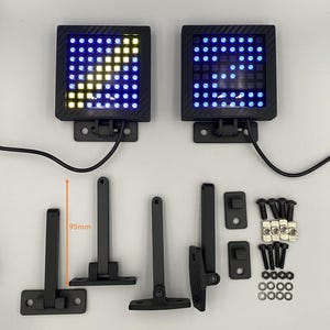 以下が含まれることがあります： カーボンファイバー調の黒いフレームを持つ2つの正方形LEDライトパネル。それぞれ青と黄色のライトのグリッドを備えています。複数の黒い取り付けブラケット、ハードウェア、留め具が含まれており、1つのブラケットには95mmの高さが示されています。