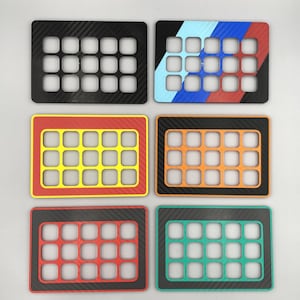 Peut inclure: Six panneaux rectangulaires avec une grille de petits trous carrés. Les panneaux présentent diverses combinaisons de couleurs, dont le noir fibre de carbone, le bleu, le rouge et l'orange. Le design suggère un thème technologique ou automobile.