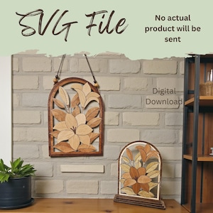Peut inclure: Décor mural et de table floral en bois. Les pièces présentent un motif de lys avec des tons de bois clairs et foncés. L'art mural est en forme d'arche et est suspendu à une ficelle. Le texte "SVG File" et "Digital Download" sont visibles.