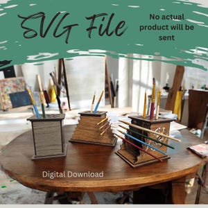 Puede incluir: Tres portalápices de madera de diferentes diseños, cada uno con pinceles. Los soportes están sobre una mesa de madera. El texto "SVG File" y "Digital Download" es visible. El fondo muestra un estudio de arte.