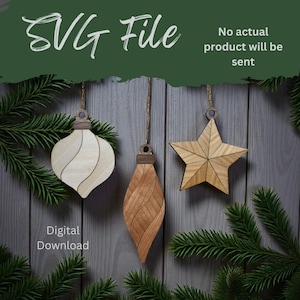 Puede incluir: Tres adornos navideños de madera: un orbe, una lágrima y una estrella. Los adornos están suspendidos por cuerdas doradas sobre un fondo de madera gris, con ramas de pino enmarcando la escena. El texto dice "SVG File" y "Digital Download".