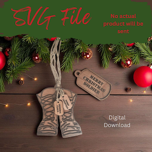 Pode incluir: Conjunto de enfeites de Natal em madeira com um par de botas militares e uma placa de identificação. A placa de identificação diz "Merry Christmas Soldier". As botas têm o texto "Merry Christmas" e "General Claus". A imagem também inclui o texto "SVG File" e "Digital Download".