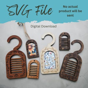 Puede incluir: Un archivo digital SVG para descargar que presenta diseños de perchas arqueadas de madera con ganchos y grabados florales. La colección incluye varios tamaños y estilos, algunos con patrones florales y otros con centros de listones.