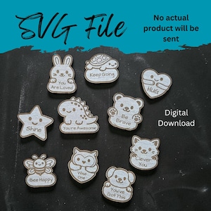 Peut inclure: Collection de fichiers SVG en bois avec des motifs variés : lapin, tortue, ours, étoile, dinosaure, abeille, hibou, chat et chien. Chaque motif porte un message inspirant. Le texte "SVG File" et "Digital Download" est également présent.