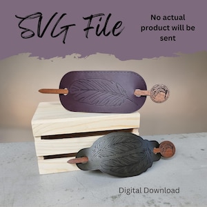 Può includere: Due fermagli per capelli in pelle con disegni di piume. Uno è viola scuro, l'altro è verde scuro. Ognuno ha un bastoncino di legno e un elemento decorativo in legno. Il testo "SVG File" e "Digital Download" sono visibili.