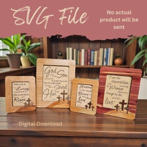 以下が含まれることがあります： 宗教的な引用と十字架のデザインが施された木製フレームのアート作品のコレクション。フレームはサイズと木目が異なり、「Living」、「Saved」、「Hosanna」などのテキストが含まれています。「SVG File」と「Digital Download」の文字も含まれています。
