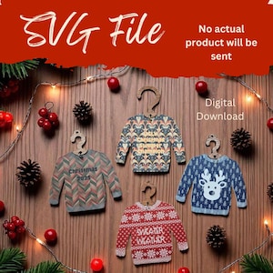 Peut inclure: Ornements de Noël en forme de pulls en bois, avec des motifs variés et des inscriptions telles que "Christmas 2025" et "Sweater Weather". Décorations festives sur une surface en bois.