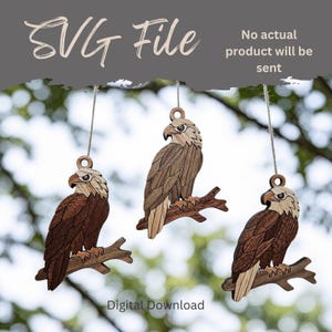 Può includere: Tre ornamenti in legno a forma di aquila, appesi a corde, sono appollaiati su rami. Le aquile presentano dettagliati motivi a venature del legno in tonalità marroni e beige. Il testo "SVG File" e "Digital Download" è visibile.