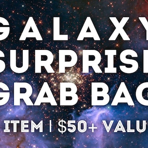 Könnte beinhalten: Ein Überraschungs-Grab-Bag zum Thema Galaxie mit dem Text "GALAXY SURPRISE GRAB BAG 1 ITEM | $50+ VALUE" auf einem Hintergrund aus einem Nebel mit Sternen.