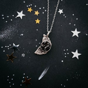 Mondsichel Halskette mit Meteorit - Mondphase Anhänger und rohem Campo del Cielo Meteor Space Rock, einzigartiger, einfacher Weltraumschmuck