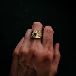 Eclipse Ring mit Mondphasen und schwarzem Opal - Gold oder Silber flacher breiter Ring mit auffälligem dunklen Stein - Mondphase himmlischer Schmuck