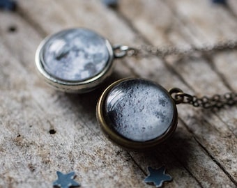 Collier lune double face - côté proche et éloigné de la lune, pendentif lunaire réversible en ton argent ou bronze - bijoux célestes par Yugen