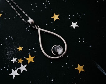 Collier pendentif en forme de larme de ma lune - Bijoux de phase lunaire personnalisés élégants - Vous fournissez la date, nous trouvons à quoi ressemblait la lune ce jour-là