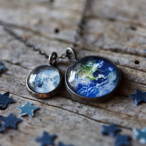 Collier spatial Terre et Lune - Point bleu pâle avec satellite lunaire - Collier planète du système solaire, bijoux célestes, bronze ou bronze