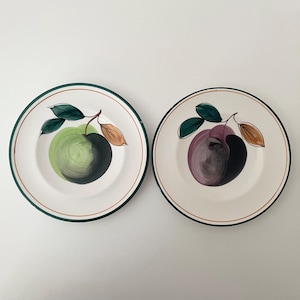 Platos de pizza italianos pintados a mano: postres de manzana y ciruela