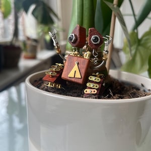 Handmade Steampunk Robot “Circuit Pete Wali” – Quirky Wooden Robot Figurine, Mechanical Robot Decor, Unique Gift for Tech Lovers, Desk Decor