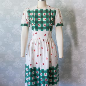 Vestido estampado xadrez verde do final da década de 1930