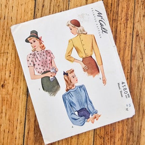 Peut inclure: Patron de couture vintage McCall's pour un chemisier pour femmes, taille 18 à 36. Le patron montre trois vues différentes du chemisier, une avec des pois, une en jaune et une en bleu.