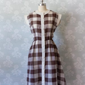 Vestido xadrez marrom e branco do final da década de 1940