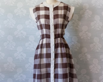 Vestido de cuadros vichy marrón y blanco de finales de la década de 1940