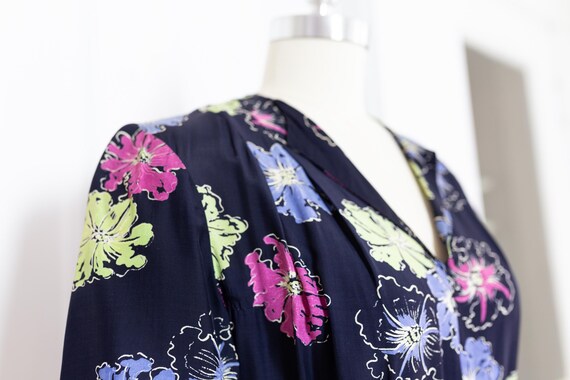1940s Vibrant Floral Cold Rayon Dress With Belt - image 5