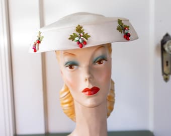 Chapeau fruité à bord large des années 1950