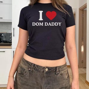 Ich Herz Dom Daddy Baby T-Shirt,Dom Dolla,Ich liebe Baby T-Shirt,Y2k Baby T-Shirt,Benutzerdefinierte Baby T-Shirt,lustiges Geschenk für sie,Rave Shirt,Raver Geschenk