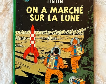 Les Aventures de Tintin : On a Marche sur la Lune par Hergé, première édition de la bande dessinée à couverture rigide en français, publié en 1954 par Casterman