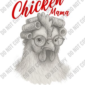 以下が含まれることがあります： 丸い眼鏡とヘアカーラーをつけた鶏の鉛筆スケッチ。 「Chicken Mama」というテキストが鶏の頭の上に赤い筆記体で書かれています。 画像は白い背景にあります。