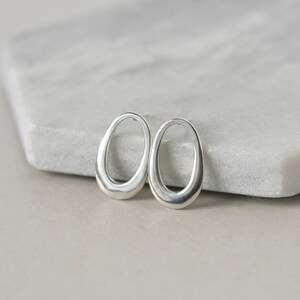 Boucles d'oreilles ovales en argent sterling, boucles d'oreilles géométriques modernes, gros clous minimalistes, bijoux uniques, cadeau pour elle, grands messages quotidiens image 6