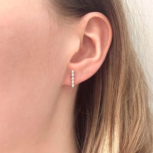 Kleine Sterling Silber Bar Ohrstecker, zierliche Perlen Bar Ohrstecker, runde Punkt Linie Ohrringe, moderner minimalistischer Schmuck, Geburtstagsgeschenk für sie