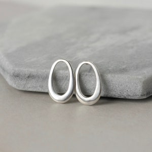 Boucles d'oreilles ovales en argent sterling, boucles d'oreilles géométriques modernes, gros clous minimalistes, bijoux uniques, cadeau pour elle, grands messages quotidiens image 2