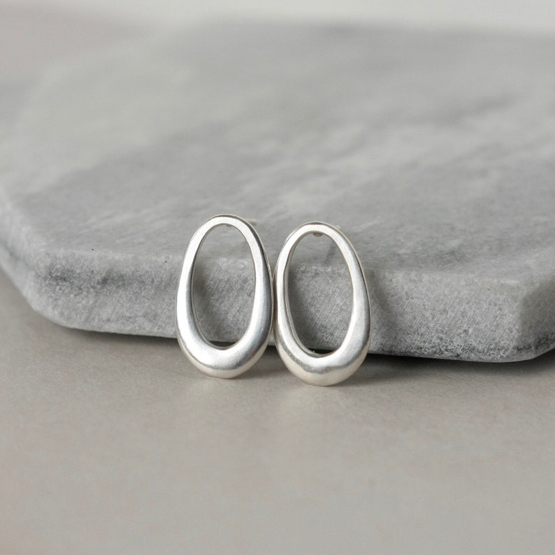 Boucles d'oreilles ovales en argent sterling, boucles d'oreilles géométriques modernes, gros clous minimalistes, bijoux uniques, cadeau pour elle, grands messages quotidiens image 2