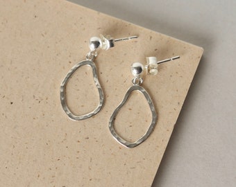 Sterling zilveren onregelmatige oorbellen, gehamerde zilveren studs, alledaagse minimalistische oorbellen, moderne zilveren sieraden, cadeau voor haar, organische vormen