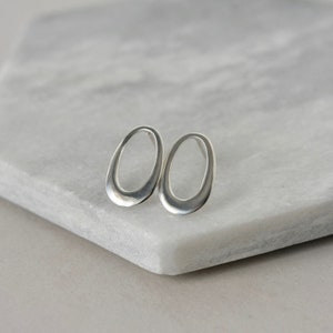 Boucles d'oreilles ovales en argent sterling, boucles d'oreilles géométriques modernes, gros clous minimalistes, bijoux uniques, cadeau pour elle, grands messages quotidiens image 8