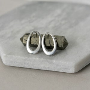 Boucles d'oreilles ovales en argent sterling, boucles d'oreilles géométriques modernes, gros clous minimalistes, bijoux uniques, cadeau pour elle, grands messages quotidiens image 7