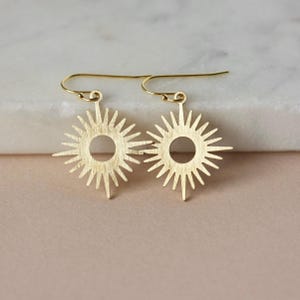 Gold Sun Ohrringe, Messing Sunburst Ohrringe, Minimalistischer Schmuck, Boho Stil, Runde Spiky Sun Ohrringe, Geschenk für sie, Sonnenschein