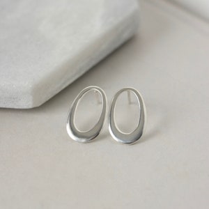 Boucles d'oreilles ovales en argent sterling, boucles d'oreilles géométriques modernes, gros clous minimalistes, bijoux uniques, cadeau pour elle, grands messages quotidiens image 3