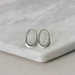 Boucles d'oreilles ovales en argent sterling, boucles d'oreilles géométriques modernes, gros clous minimalistes, bijoux uniques, cadeau pour elle, grands messages quotidiens image 5