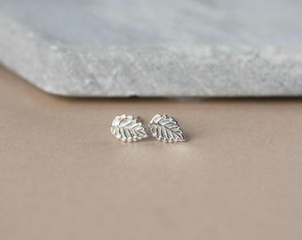 Zierliche Sterling Silber Blatt Ohrstecker, kleine Natur inspirierte Ohrstecker, minimalistischer Wald Schmuck