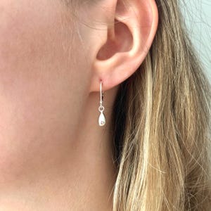 Boucles d'oreilles fines en forme de larme en argent sterling : pendentifs levier minimalistes, bijoux simples de tous les jours