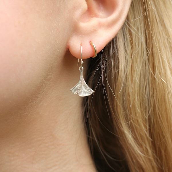 Boucles d'oreilles en argent sterling feuille de ginkgo, inspirés de la nature, boucles d'oreilles minimalistes de tous les jours, bijoux botaniques, boucles d'oreilles pendantes simples, cadeau pour elle