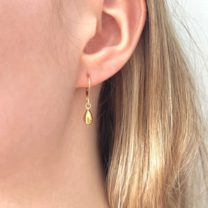 Zierliche Goldtropfen, schlichte Ohrringe mit kleinen Brioletten, minimalistischer, alltäglicher Goldschmuck