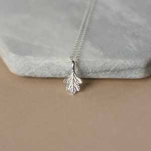 Zierliche Sterling Silber Eichenblatt Halskette, Minimalist Natur Schmuck, Kleine Strukturierte Blatt