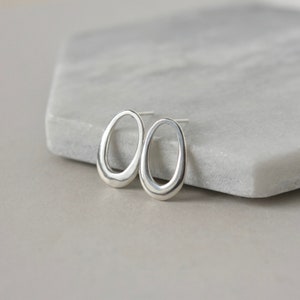 Boucles d'oreilles ovales en argent sterling, boucles d'oreilles géométriques modernes, gros clous minimalistes, bijoux uniques, cadeau pour elle, grands messages quotidiens image 4