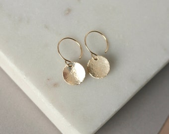 Dainty Gold Disc Earrings, Round Hammered Earrings, Minimalist Everyday Jewelry, Geometric Circle Earrings, Shiny Gold Jewelry, Gift For Her